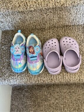 Crocs and frozen kids /Girls' Lavender shoes 2-3 years size 6c pre owned